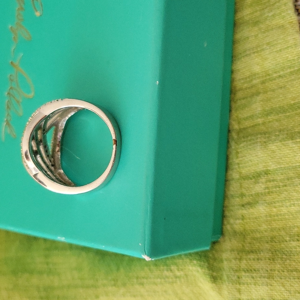 Beautiful Ring - Picture 4 of 4